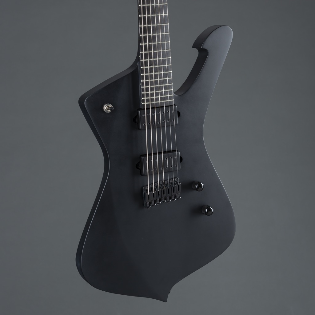 Zwei DiMarzio D Activator 7 Humbucker, Mono-Rail-Bridge und die reduzierte Bedienoberfläche definieren den kompromisslosen Metal-Fokus.