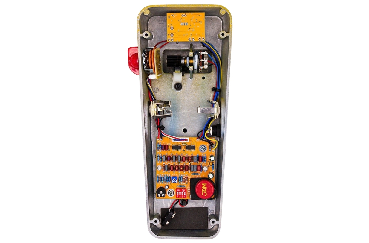 Im Inneren sitzen die klangformenden Feineinstellungen des Wahcko Mk. 2. Q- und Input-Gain-Trimmer erlauben die Anpassung von Intensität, Charakter und Ansprache; per DIP-Schalter lässt sich zudem zwischen Gitarren- und Bass-Modus umschalten.