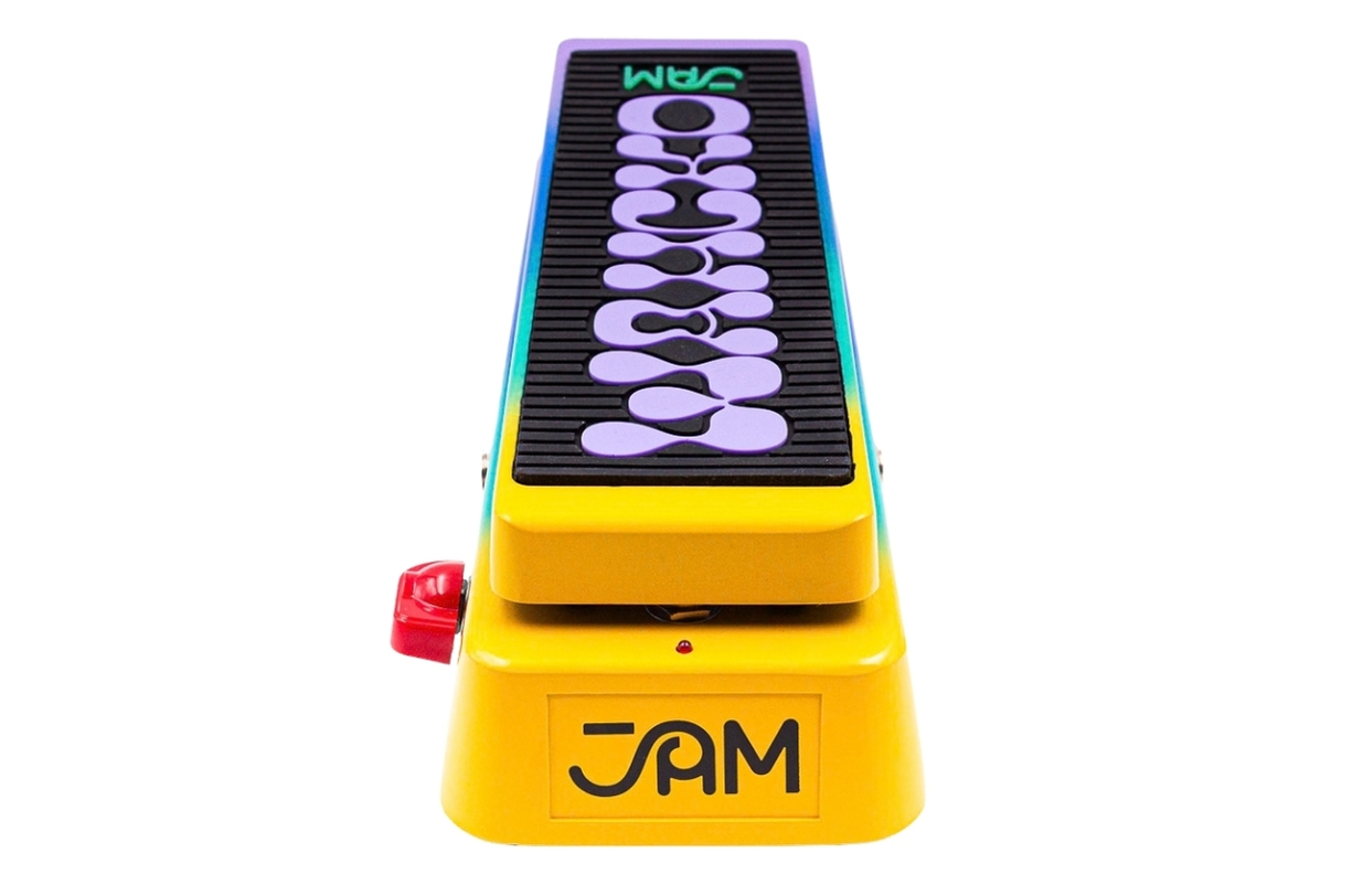 Das solide Metallgehäuse unterstreicht den professionellen Anspruch des handgefertigten Wah-Pedals aus Griechenland. Neu beim Mk. 2 ist die Möglichkeit, das Pedal neben einem 9-Volt-Netzteil auch mit einer 9-Volt-Batterie zu betreiben.