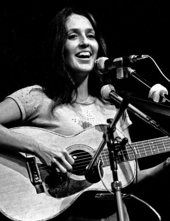 Joan Baez mit Parlo-Gitarre