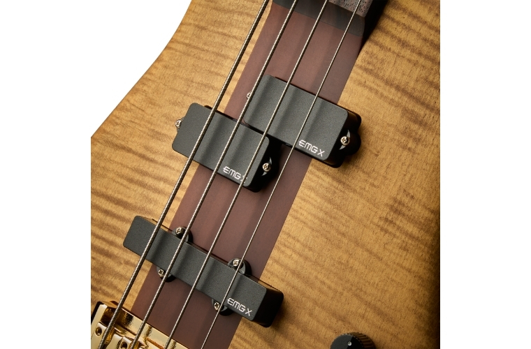 EMG P-X am Hals und EMG J-X an der Brücke prägen den druckvollen, klar definierten P/J-Sound des Signature-Basses.