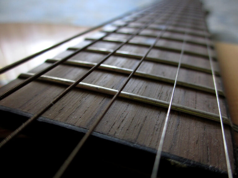 Short Scale erklärt: Was eine kurze Mensur bei Akustikgitarren verändert