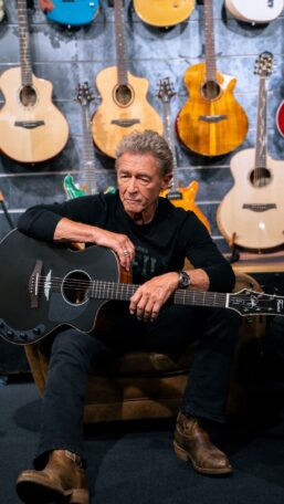 Peter Maffay mit seiner Fame Signature Black Stone Matt (Foto: Angelo Sanfilippo)