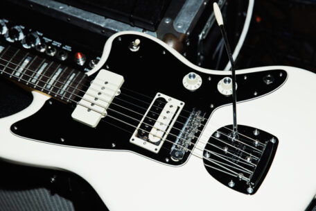 Fender Kim Gordon Jazzmaster Fender Kim Gordon Jazzmaster-Bridge mit Mustang-Saitenreitern und Vintage-Style-Floating-Tremolo