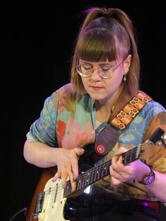 Mareille Merck noch mit Stratocaster (Foto: Gregor Eisenhuth)