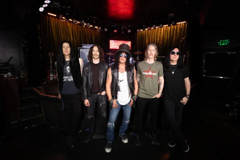 … macht Sachen: SLASH spielt Pedal Steel