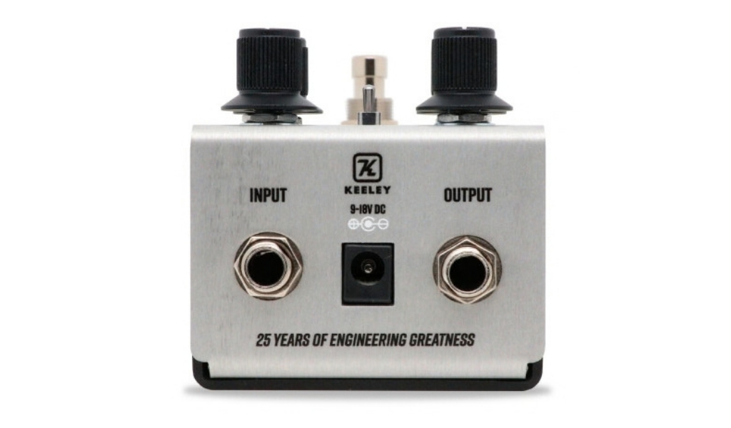 Ein- und Ausgang liegen auf der Stirnseite; die Stromversorgung akzeptiert 9 bis 18 Volt DC mit innenliegendem Minuspol.