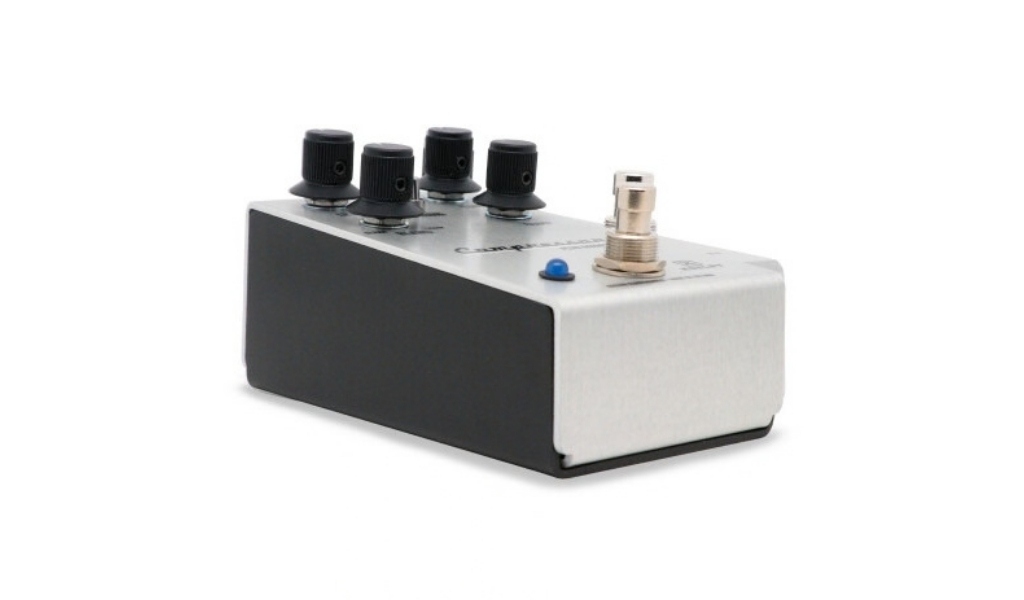 Das kompakte Metallgehäuse beansprucht wenig Platz auf dem Pedalboard; der robuste Fußschalter aktiviert den Kompressor.